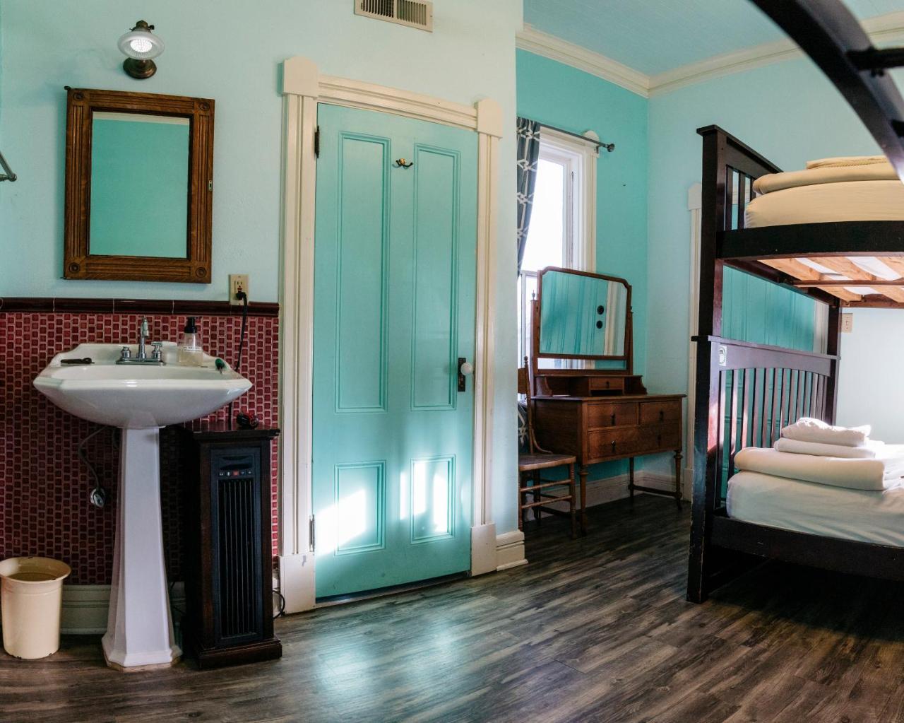 The Hostel California Bishop Εξωτερικό φωτογραφία